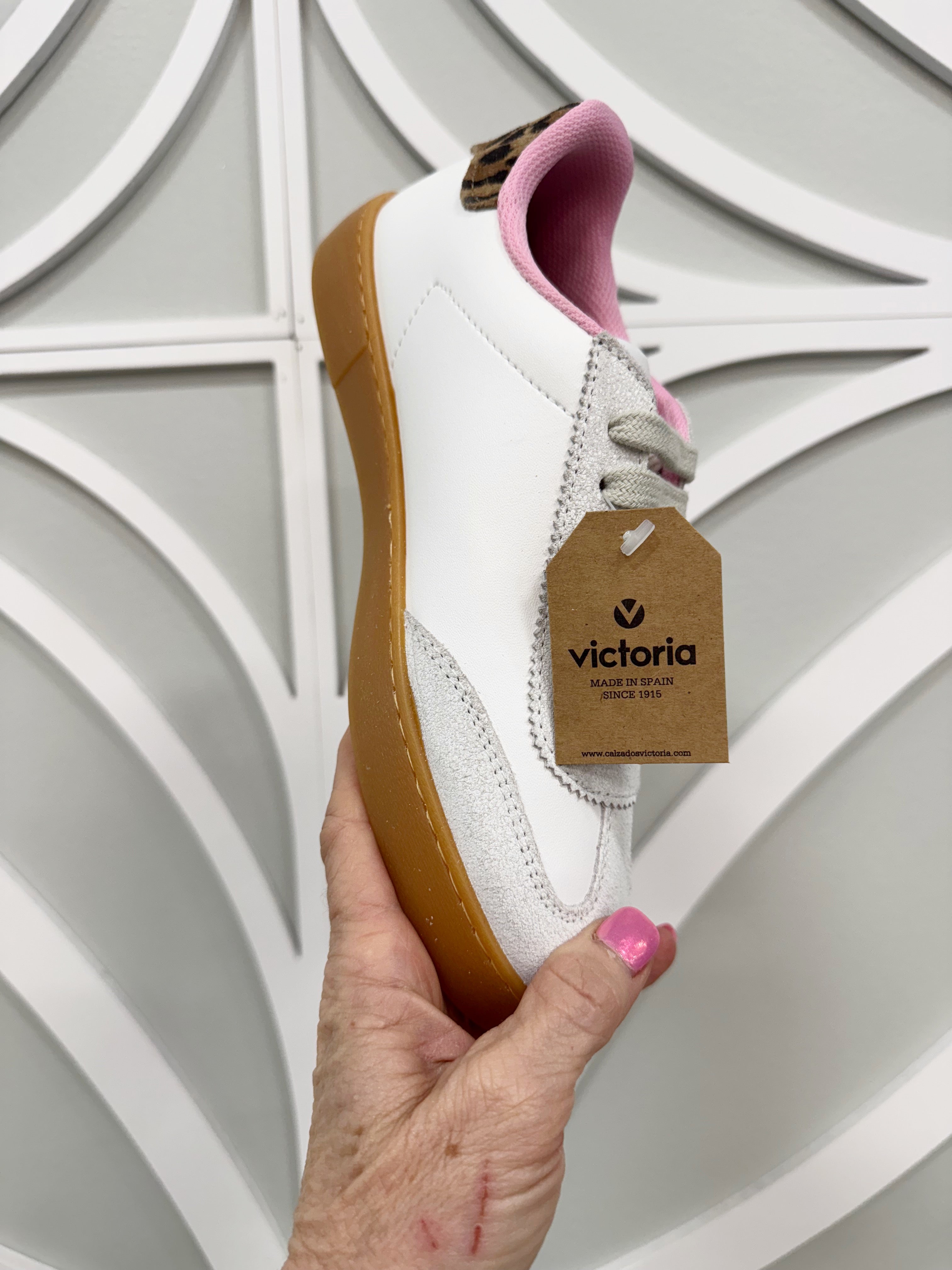 GL Victoria Sneakers