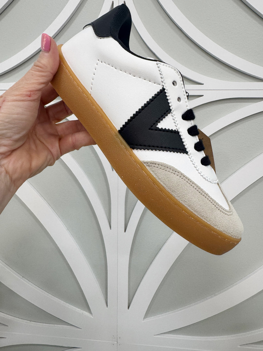 GL Victoria Sneakers