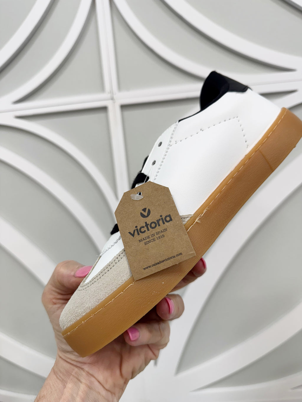 GL Victoria Sneakers