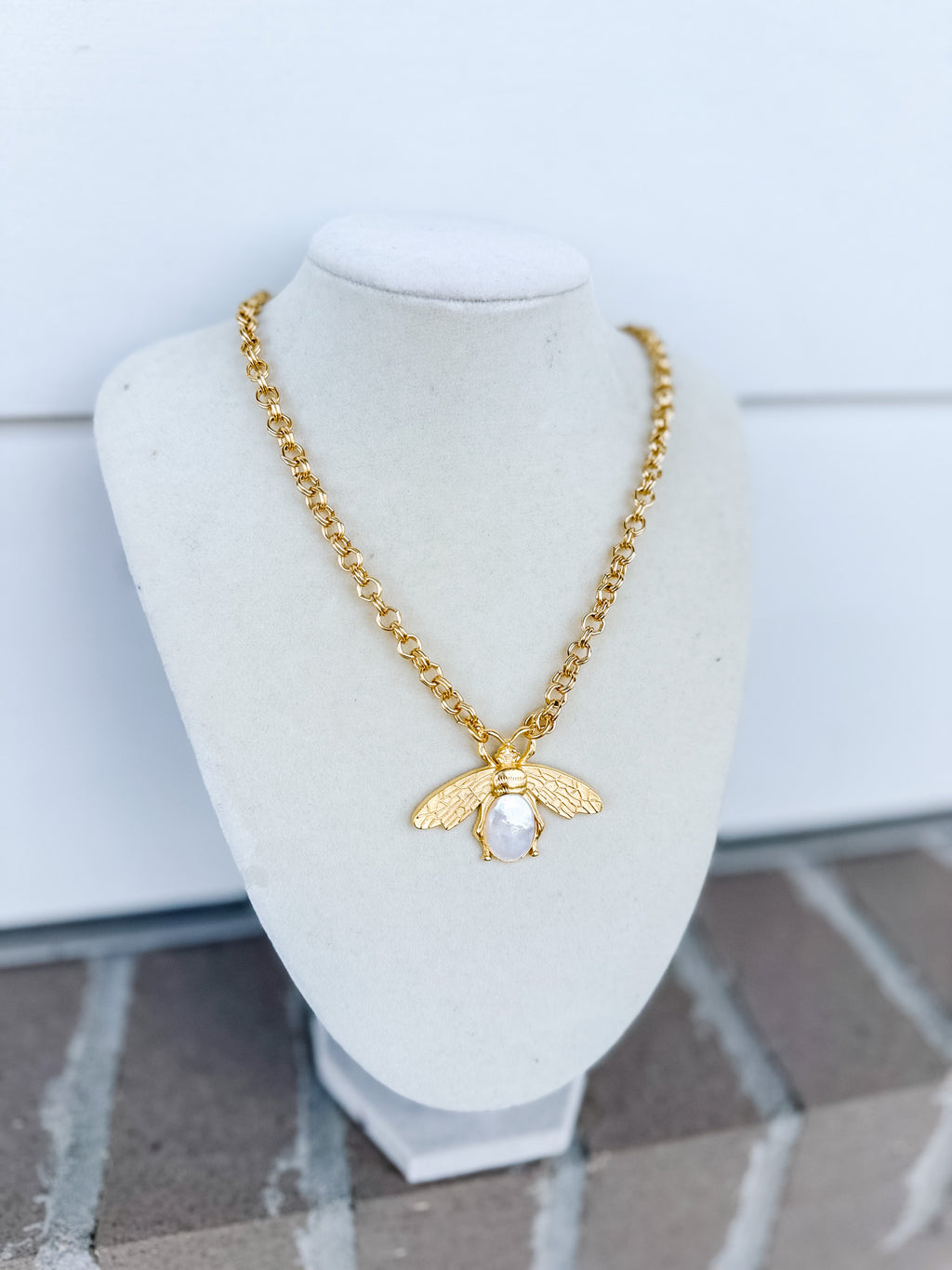 WD Bee/Pearl Necklace!