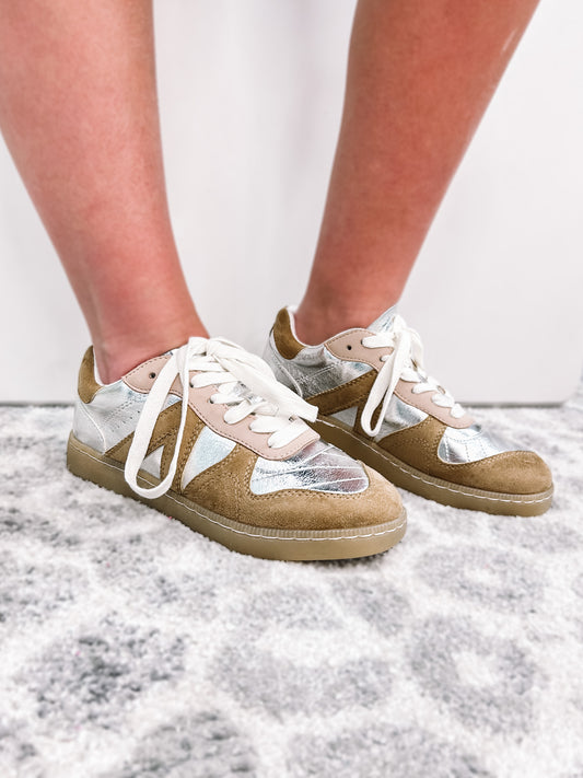 Mia Veneus Sneakers